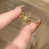 O Popular Design de Flor Vazada do Xiaohongshu, com Design de Anel Atmosférico Ultra-Fino em Forma de Flor Vazada, é de Luxo Leve, Simples e Versátil