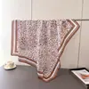 Lenço de seda, xale, lenço de cabeça, toalha de praia, aquecedor de pescoço e cachecol simples e elegante com estampa de leopardo para mulheres