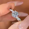 Anillo de Plata de Ley S925 con Moissanita en Brazo Retorcido Microincrustado Anillo de Dedo Clásico de Cuatro Garras Lujo Ligero Moda Sentido de Alta Gama Joyería de Mano Noble