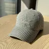 Gorra de Béisbol Bordada con Letras a Cuadros de Alta Calidad, Unisex, Versátil, Visera Ancha, Parte Superior Suave, Moderna, Hace que el Rostro Parezca Más Pequeño