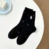 Meias femininas novas com bordado de personagem fofo, meias de cano médio para outono e inverno, meias de algodão versáteis estilo universitário para senhoras, atacado