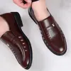 Procesamiento especial de liquidación fuga talla rota zapatos de cuero para hombre sandalias transpirables de verano zapatos de agujeros de cuero suave para hombre moda