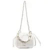 Bolso tipo cubo de moda estilo coreano con patrón de diamantes y cadena, que ofrece una estética fresca y dulce. Este bolso tote simple y casual es perfecto para el uso diario, ya sea llevado a mano, al hombro o cruzado.