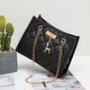 Moda Primavera e Verão 2025 Bolsa Feminina Pingente de Veado Personalizado Bolsa Quadrada Pequena Clássica Matelassê Bordada Bolsa Transversal de Corrente Lote