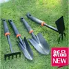 Pequenas ferramentas de jardinagem para plantar flores e vegetais, incluindo uma pá de mão, uma enxada, um ancinho, uma pequena ferramenta de capina e uma pequena pá - um conjunto de três peças para plantio em pequena escala