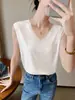 Top de tirantes texturizado tipo seda para primavera-verano, con caída, cuello en V y diseño sin mangas, confeccionado con una tela nicho adelgazante y elegante.