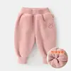 Pantalones de forro polar para niños para otoño e invierno, engrosados para ropa exterior de invierno para niños, pantalones de chándal de forro polar integrados para niñas y niños pequeños