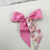 Bufanda Larga y Estrecha Color Rosa Bayas para Mujer, Versátil para Primavera y Verano, Se Puede Usar para Atar el Cabello, Decorar Bolsas, como Regalo, o como Bufanda de Cinta