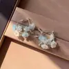 Pendientes de Flor Geométrica de Cristal Azul Fresco Nicho para Mujer Lujo Ligero Sensación de Alta Gama Pendientes de Botón Moda Versátil Joyería para Orejas