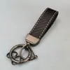 Llavero de Coche con Patrón de Fibra de Carbono Colgante de Llave de Metal y Cuero con Logo Personalizado Venta al por Mayor de Fábrica Regalos de Año Nuevo Chino