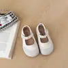Sapatos Mary Jane infantis de couro doce com pérolas, anti-chute, nova coleção primavera/outono 2026, sapatilhas de bico fino com sola macia, sapatos de princesa