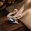 Nuevo broche de aleación para mujer, moderno y de alta gama, pin de lujo nicho para abrigos y trajes, simple y elegante, broche versátil