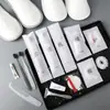 Kit de Escova de Dentes Descartável de Luxo com Pasta de Dente, Pente, Touca de Banho, Lâmina de Barbear, Necessaire de Tecido Não Tecido e Chinelos para Uso em Hotel
