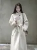 Vento de Outono 2026 Novo Casaco Corta-vento Feminino Estilo Coreano Petite Casaco Branco Estilo Britânico High-End Gola Alta Cintura Marcada Casaco