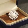 Broche Redondo Geométrico de Nicho High-End Bicolor Dourado e Prateado Banhado a Ouro com Pedra Broche Pequeno de Pérola Simples e Versátil para Homens e Mulheres