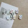Estilo Japonés Dulce y Sencillo Gatito Fresita Hecho a Mano DIY Pegamento de Crema Pegatinas para Coche Funda de Teléfono Zuecos Bolso Pasador