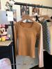 Camiseta de manga larga lisa con cuello semiabierto y diseño de botones cálidos para otoño e invierno, ajustada y con sensación de lijado.