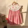 Vestido de Niña con Bordado de Cuadros de Fresa Estilo Verano 2026 Falda Infantil sin Mangas con Volantes y Encaje Vestido Dulce de Princesa