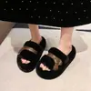 Sandálias de Tanga Planas que Alongam Visualmente Sandálias de Celebridade da Internet Cor Sólida Sandálias Mais Vendidas Fivela Boca Rasa Petite Estilo Japonês Britânico 2026 Retro