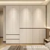 Guarda-roupa moderno estilo vintage com blocos de cor e portas de correr para quarto de casa, com prateleiras abertas e um espelho de vestir