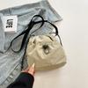 Bolsa Pequena Transversal Estilo Simples e Minimalista, Bolsa de Nylon Leve para Celular, Bolsa Transversal Casual com Cordão Plissado para Mulheres, Nova Bolsa Saco 2026