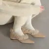 Sapatos de Algodão Retro Slip-On de Camurça de Nicho, Quentes e Adequados para o Trabalho, Sapatos Preguiçosos de Bico Fino para Exterior, Sapatos Peludos de Inverno para Mulheres com Forro de Lã Adicional