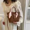 Bolso de Textura de Alta Gama para Mujer 2023 Nuevo Bolso de Hombro Simple Popular de Gran Capacidad para Llevar en la Mano Bolso Tote Simple de Estilo Occidental
