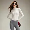 Elegante conjunto de yoga y fitness para mujer, cuello alto, top de manga larga con cremallera completa, cintura alta, conjunto deportivo exterior tipo piel para yoga