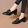 Bailarinas planas de punta fina estilo francés para mujer, nueva colección otoño 2026, con hebillas cuadradas de pedrería, cuero suave, diseño versátil y un tacón grueso