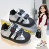 Tênis esportivos antiderrapantes para crianças, cartoon, outono, fofo, tênis de lona para meninas, novo estilo, sola macia, velcro, sapatos infantis, preto, individual