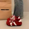 Zapatillas deportivas de entrenamiento alemanas rojas tipo Birkenstock de suela gruesa versátiles para mujer, nuevas zapatillas deportivas casuales populares para otoño de 2026 para mujer