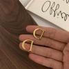 Pendientes de metal con letra D de estilo frío coreano para mujer, sencillos y distintivos, combinables, elegantes, de celebridades de Internet, del mismo estilo, pendientes de moda.
