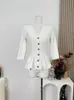 Blusa Yunling Jasmine Sencilla y Versátil con Cuello en V, de Botones y Manga Tres Cuartos