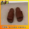 Novidade Verão 2025 Estilo Alto Padrão Casual Chinelos Slip-On, Nicho, Confortáveis, Resistentes ao Desgaste, Sandálias Femininas Estilosas para Sair