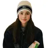 Chapéu de Tricô Preto e Branco com Letra Estilo Reba Coreano para Mulheres no Outono e Inverno, Chapéu Versátil para o Frio, Pequeno Chapéu de Lã para Manter o Aquecimento