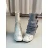 Botas Curtas Retro Francesas com Laço e Salto Grosso 2026 Outono e Inverno Novo Estilo Coreano Botas Meia Botão Elegantes e Versáteis