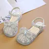Sandalias de punta cerrada para niña 2025 Verano Nuevo Versátiles Suela de jalea Zapatos de pedrería Niña Princesa Niños Medianos y Grandes