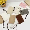 Nova porta-moedas de veludo cotelê com bolinhas, uma bolsa portátil para batom e maquiagem para mulheres, apresentando um design fofo e grande capacidade de armazenamento.