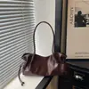 Bolsa Grande de Ombro Casual para o Dia a Dia 2026 Novo Estilo Outono Estudante Universitário Aula Trajeto Personalidade Descontraída Bolsa de Ombro Única