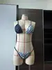 Conjunto de biquíni listrado zebra color block estilo europeu e americano para mulheres em 2026, com design transfronteiriço, decote halter sexy e detalhes de fivela de strass