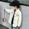 Camisa de manga longa para meninos, nova peça estilosa e versátil para o outono de 2026, look moderno e descolado, camisa infantil com colarinho