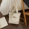 Bolso de Mano Pequeño Exquisito Estilo Coreano Retro Chic Nuevo Invierno 2025 Bolso Compacto para Mujer para el Trayecto Diario y Uso Diario