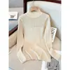 Camiseta base de encaje de cuello medio para mujer para otoño e invierno, adelgazante, a la moda, elegante, top de punto blanco