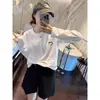 Camiseta feminina estilosa de algodão puro, gola redonda, manga longa, ombro reto, com botões, moderna e versátil, top que rejuvenesce, peça básica para o outono