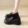Mocassins de couro macio para mulheres, nova moda de verão, estilo britânico, sapatos de sola grossa, sapatos slip-on versáteis de couro marrom