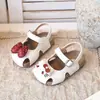 Sandálias Mary Jane com Laço 2026 Novos Sapatos de Couro Cartoon de Verão para Meninas Pequenas Sandálias Fofas para Meninas