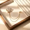 Broche europeu e americano transfronteiriço personalizado com corrente cravejada de diamantes, design de coração e coroa, broche de terno geométrico criativo da moda