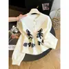 Otoño 2026 Nuevo Estilo Cardigan de Punto Jacquard Caballo Pequeño para Mujer Casual Estilo Perezoso Suéter Abrigo Cuello Redondo Moderno