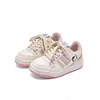 Tênis esportivos infantis 2026 novo modelo, blocos de cor, tênis versáteis da moda para meninos e meninas, sapatos brancos casuais de sola macia para crianças em idade escolar