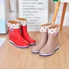 Botas de lluvia nuevas Zapatos impermeables para mujer Zapatos de goma Botas de lluvia de moda cálidas para mujer de altura media para adulto Antideslizantes para cocina trabajo Botas de lluvia